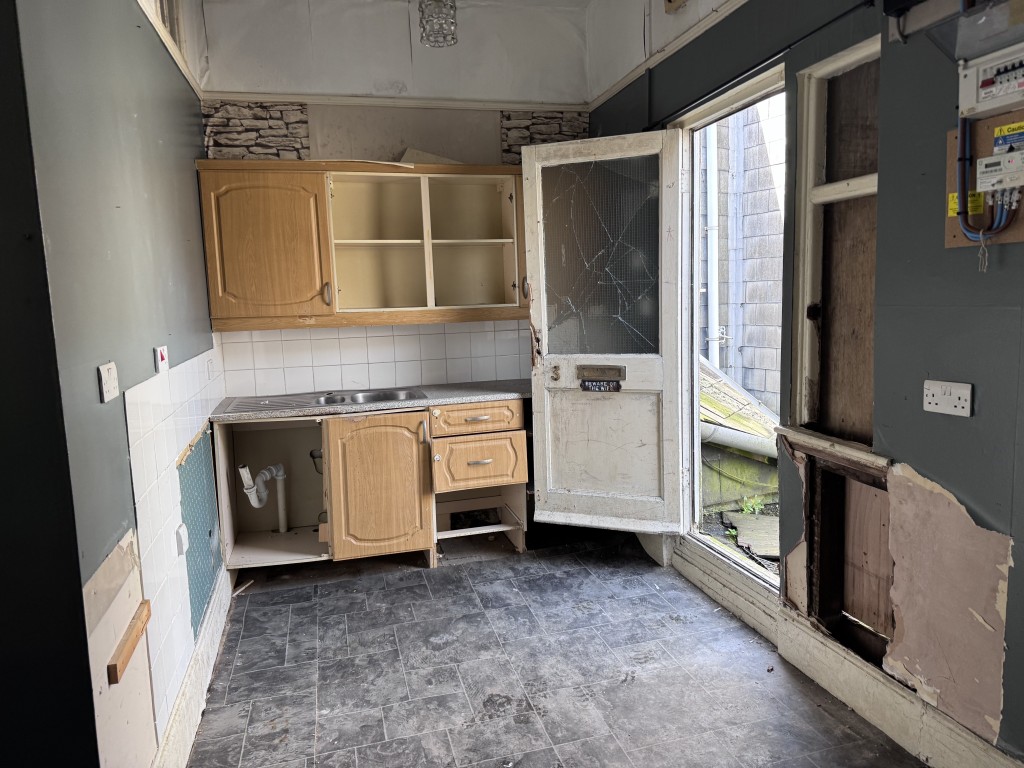 Lot: 9 - TOWN CENTRE BUILDING ARRANGED AS THIRTEEN FLATS IN NEED OF SIGNIFICANT IMPROVEMENT - Kitchen in one of the flats